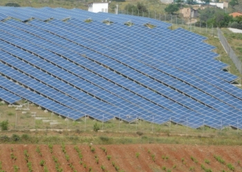 Οκτώ υπάλληλοι αντιμέτωποι με τη Δικαιοσύνη για φωτοβολταϊκά