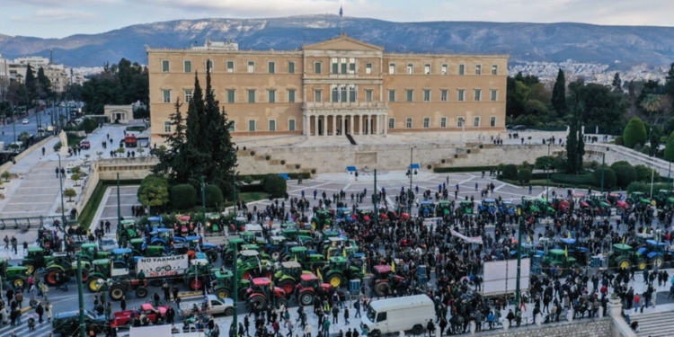 Αγρότες στους δρόμους: Κάθοδος με τρακτέρ σε Αθήνα & πόλεις