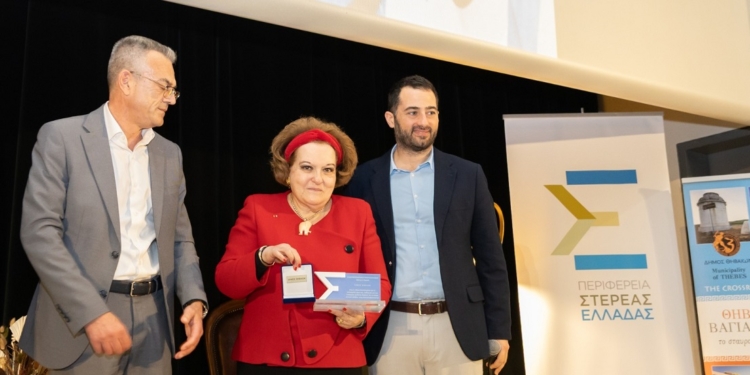 Ο Περιφερειάρχης Φάνης Σπανός βράβευσε τη Μέρω Κεσεσίογλου
