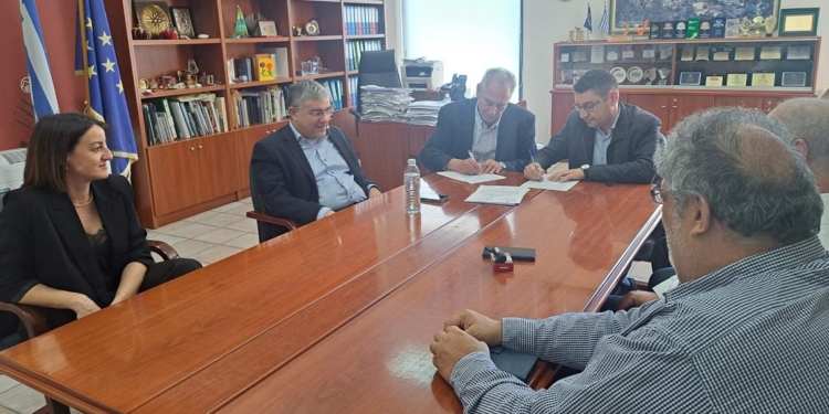 Υπογραφή σύμβασης του έργου «ΔΙΚΤΥO ΑΠΟΧΕΤΕΥΣΗΣ ΚΑΙ ΕΓΚΑΤΑΣΤΑΣΗ ΕΠΕΞΕΡΓΑΣΙΑΣ ΛΥΜΑΤΩΝ ΟΙΚΙΣΜΩΝ ΜΑΡΤΙΝΟΥ ΚΑΙ ΛΑΡΥΜΝΑΣ»