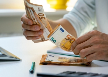 Σφοδρή πολιτική αντιπαράθεση για τα καταναλωτικά δάνεια
