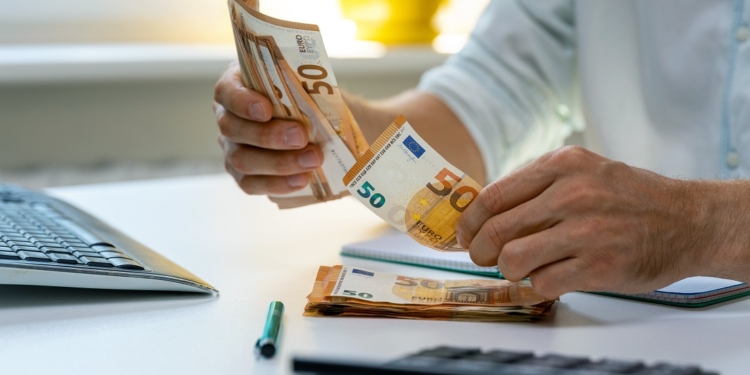 Σφοδρή πολιτική αντιπαράθεση για τα καταναλωτικά δάνεια