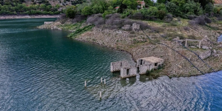 Στα ύψη η λίμνη Μόρνου – Κάτω από τα νερά το ιστορικό Κάλλιο
