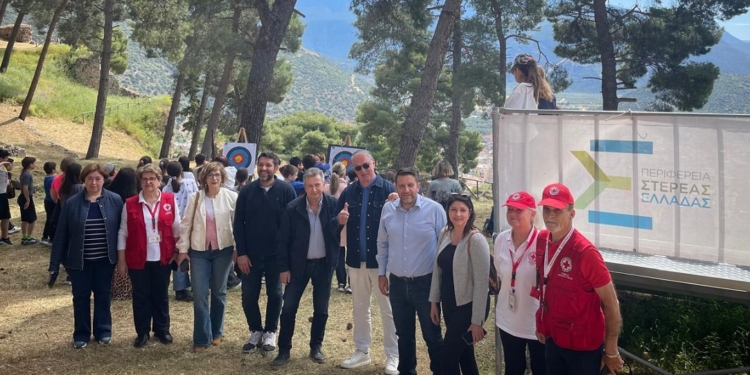 Το «Τόξο του Οδυσσέα» μάγεψε μικρούς μαθητές στη Φωκίδα