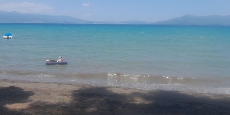 Καμένα Βούρλα: Κατάλληλα τα νερά κολύμβησης – Πού ισχύει απαγόρευση