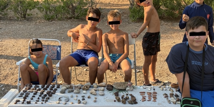 Μαθητές μετέτρεψαν τις πέτρες της θάλασσας σε αγάπη για τη «Φλόγα»