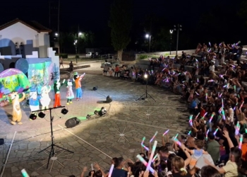 «Η παρέα του Μίκυ και το τραγούδι της χαράς» στο Αιάντειο Ανοιχτό Θέατρο Αταλάντης