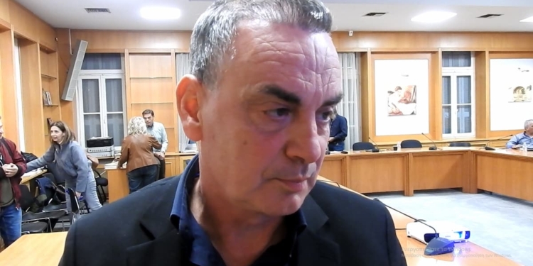 Καραμάνης : Τι απαντά για το φρεάτιο ομβρίων στη Φίλωνος (Video)